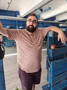 Mitxel Santamarina, creando la coreografía final de su espectáculo “Marica de Gernika” en Zart.