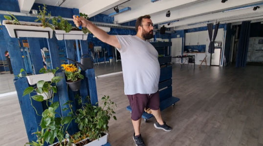 Mitxel Santamarina, creando la coreografía final de su espectáculo “Marica de Gernika” en Zart.