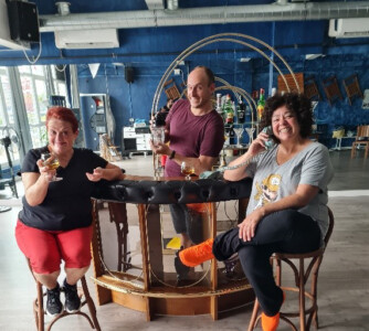 Gurutze Beitia, Karmele Larrinaga e Iñaki Maruri, ensayando en espacio Zart la comedia Las chicas del Trebol